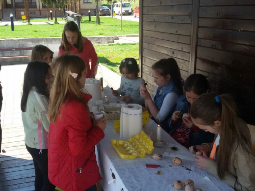 FOTO: Održana radionica tradicionalnog šaranja uskrsnih jaja