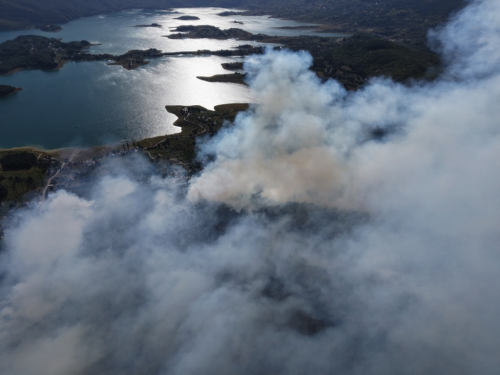 VIDEO/FOTO: Požar u Podboru - Vatrogasci nemoćni, borovina gori nekontrolirano