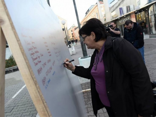 Postavljen ''Zid plača" na koji se upisuju imena osoba koje su otišle iz BiH