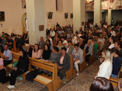 FOTO: U župi Rama-Šćit započela trodnevnica, prvašići darovani prigodnim darovima