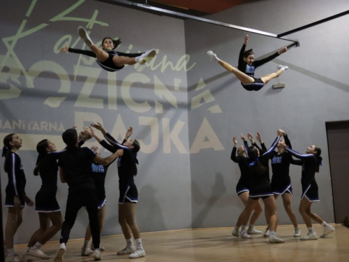 FOTO: Mažoretkinje priredile humanitarni koncert 'Katarinina božićna bajka'