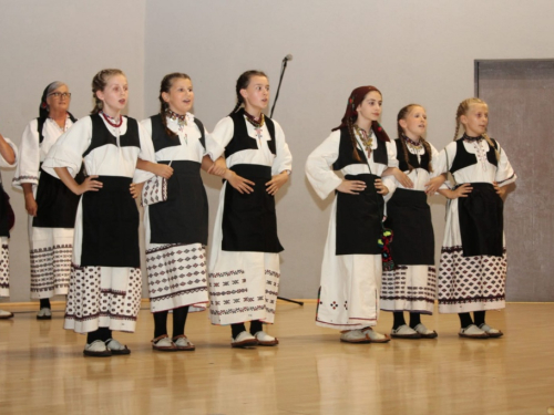 FOTO: U Prozoru održana večer folklora