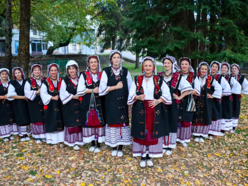 FOTO: Večer folklora u Domu kulture: Susret tradicije, glazbe i zajedništva