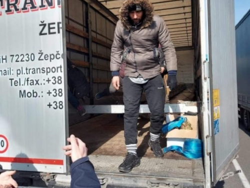 U bh. kamionu hrvatski carinici zatekli grupu migranata, vozač kažnjen 4.500 eura