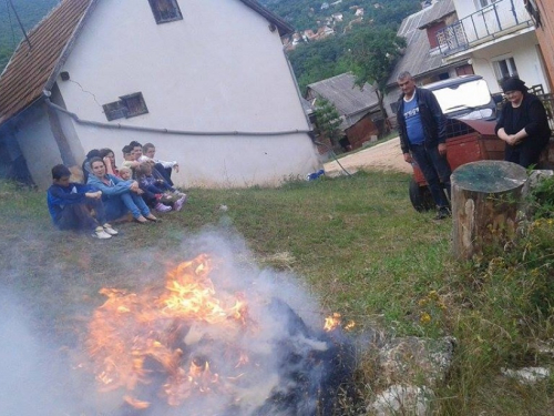 FOTO: Paljenjem svitnjaka Rama dočekuje sv. Ivu