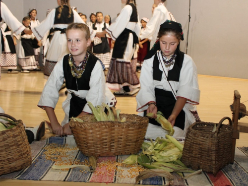 FOTO: U Prozoru održana večer folklora