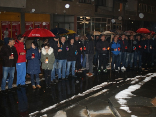 FOTO: U Prozoru zapaljene svijeće za tragično preminulog generala Slobodana Praljka