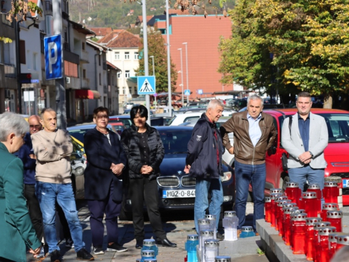 FOTO: Svi sveti - U Prozoru zapaljene svijeće za poginule i preminule branitelje