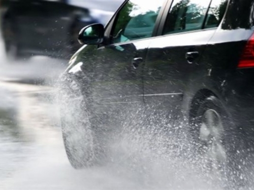 Vozačima se savjetuje oprez zbog mokre i skliske ceste
