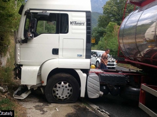 Mostar-Jablanica: Kamion izletio s ceste, stvorene gužve u prometu
