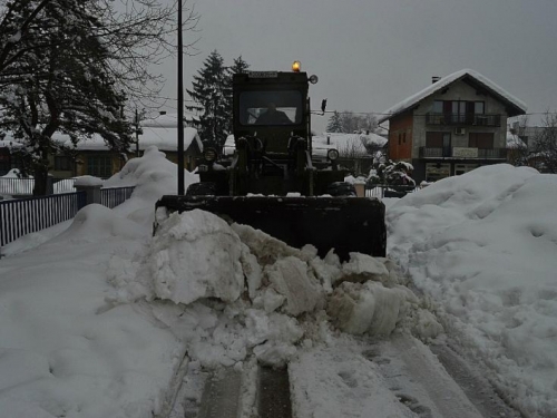 BiH: Nove snježne padaline otežale prometovanje