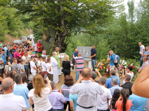 FOTO: Na Pomenu otkrivena spomen-ploča dvojici poginulih branitelja iz Rame