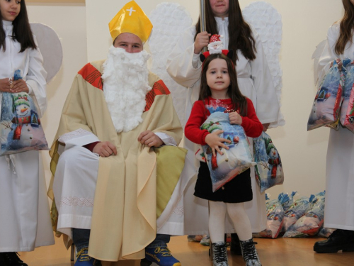 FOTO: Sveti Nikola razveselio najmlađe u župi Rumboci