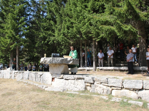 FOTO: Na Vranu služena sv. misa za poginule duvandžije