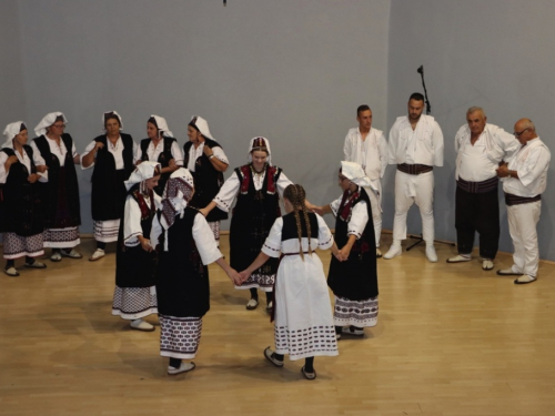 FOTO/VIDEO: 2. večer folklora u Prozoru - ''Običaje svoje zaboravit neću''