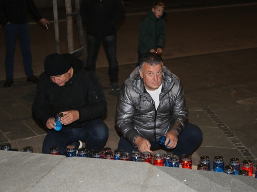 FOTO: U Prozoru upaljene svijeće za žrtve Vukovara i Škabrnje