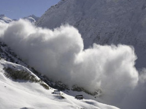 Nesreća u Francuskoj, lavina zatrpala skijaše