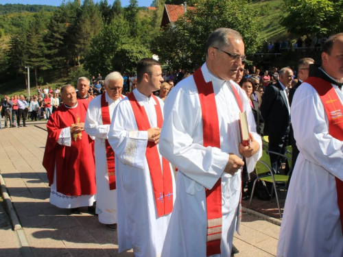 FOTO/VIDEO: Na Uzdolu obilježena 22. obljetnica stravičnog pokolja nad Hrvatima