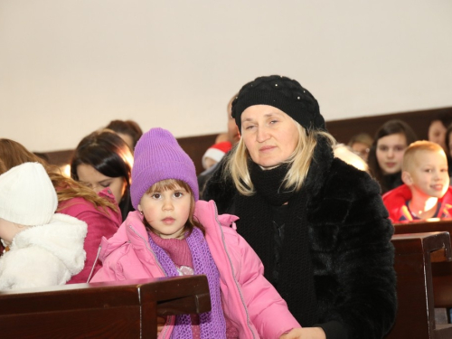 FOTO: Sv. Nikola podijelio paketiće djeci u Rumbocima