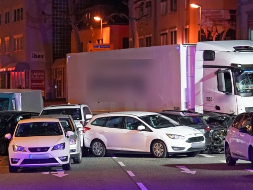 Njemačka: Ukrao kamion i gazio sve pred sobom, 17 osoba je ozlijeđeno