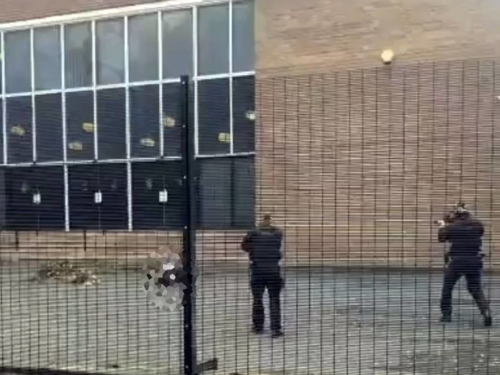 Autom i nožem napao vjernike pred sinagogom u Manchesteru
