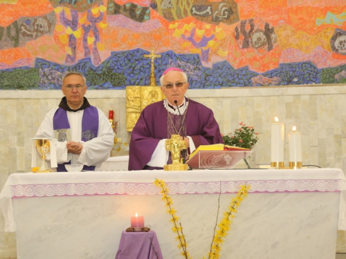 FOTO/VIDEO: Nadbiskupijski križni put mladih na Šćitu