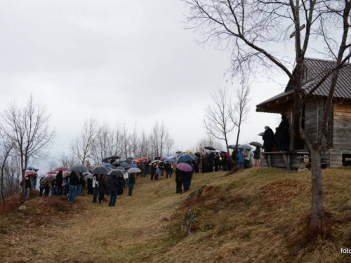 FOTO: Mons. dr. Pero Sudar predvodio misu i Križni put na Uzdolu