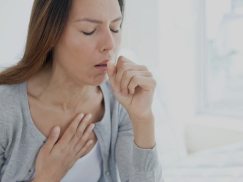 Kašljete danima? Evo zašto žlica meda često pobjeđuje lijekove protiv kašlja