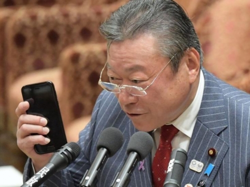 Japanski ministar zakasnio tri minute, opozicija traži ostavku