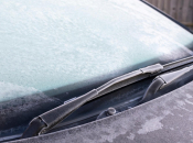 Zimi bez struganja: kako luk i ocat pomažu protiv leda na staklu