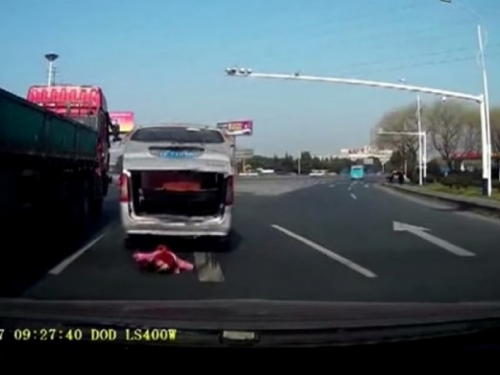 VIDEO: Dječak ispao iz prtljažnika na autoput!