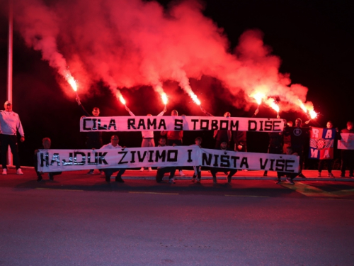 Torcida Rama bakljadom proslavila 73. rođendan