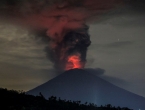 Vulkan na Baliju ispušta pepeo, stanovništvo masovno evakuirano, aerodrom zatvoren