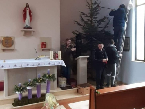 2. Advent na Lugu: Zajedničko druženje i ukrašavanje crkve