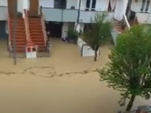 Velike poplave i u Italiji: Stotine evakuiranih, odroni, zaglavljeni automobili...