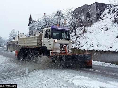 Ne krećite na put bez zimske opreme: Snijeg u unutrašnjosti stvara probleme u prometu