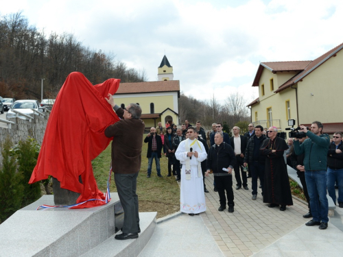 FOTO: Mons. dr. Pero Sudar blagoslovio novi križ i spomenik Stjepanu Džalti na Uzdolu