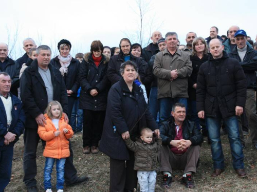 FOTO: Vlč. mr. Pero Brajko predvodio Križni put na Uzdolu