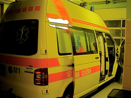 Teretni vlak udario u autobus, ozlijeđeno više od 20 osoba