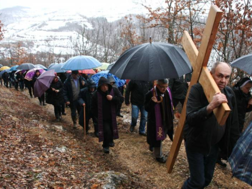 FOTO: Provincijal fra Lovro Gavran predvodio misu i Križni put na Uzdolu