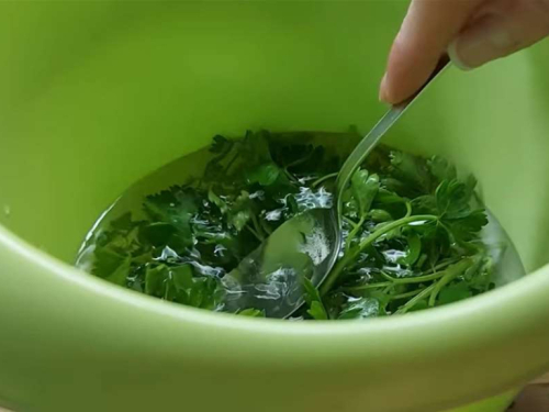 Genijalan kuhinjski savjet: Ovim postupkom peršin ostaje mirisan i zelen do 30 dana