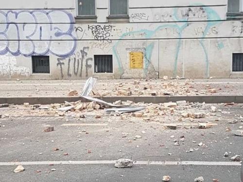 Jak potres u Zagrebu. Popucali zidovi, ljudi pred zgradama
