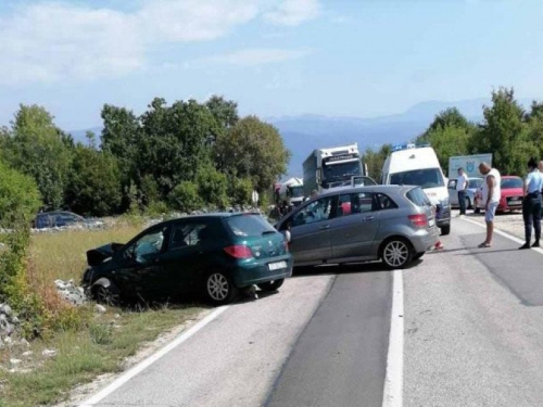 Više osoba ozlijeđeno u teškoj prometnoj nesreći između Gruda i Širokog Brijega