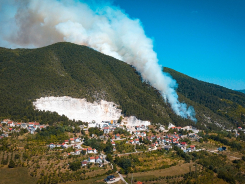 VIDEO: Veliki požar iznad Podbora: Vjetar otežava gašenje nepristupačnog terena