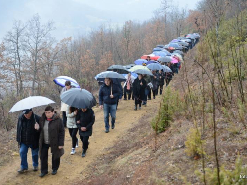 FOTO: Mons. dr. Pero Sudar predvodio misu i Križni put na Uzdolu